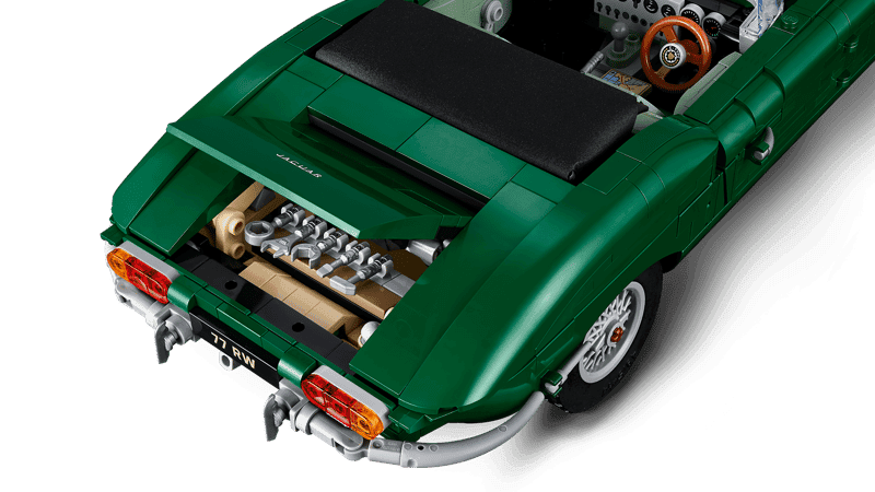 Vista lateral del LEGO Jaguar E-Type 11381 con carrocería verde
