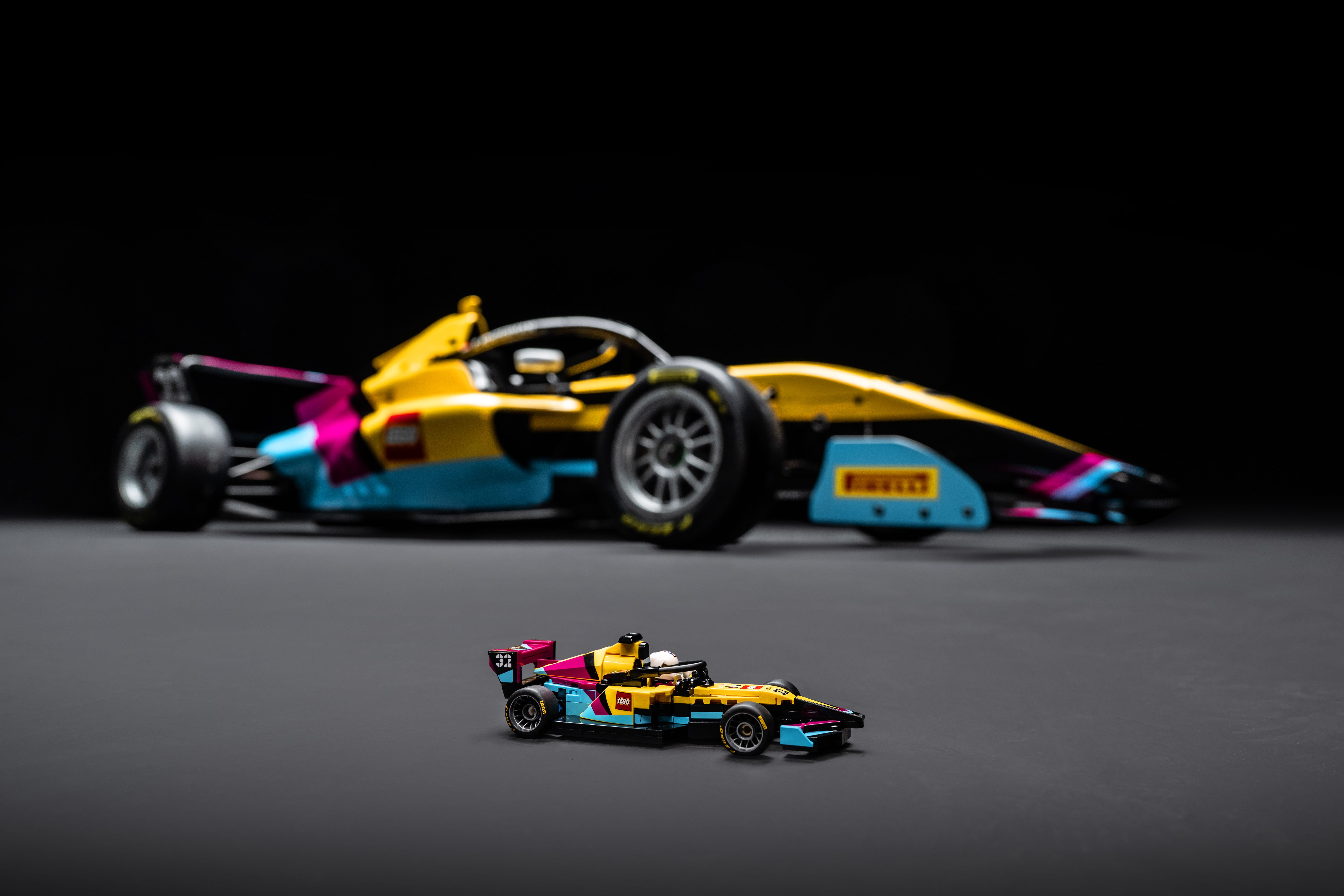 Coche LEGO Racing de Esmee Kosterman junto al LEGO Speed Champions 77258