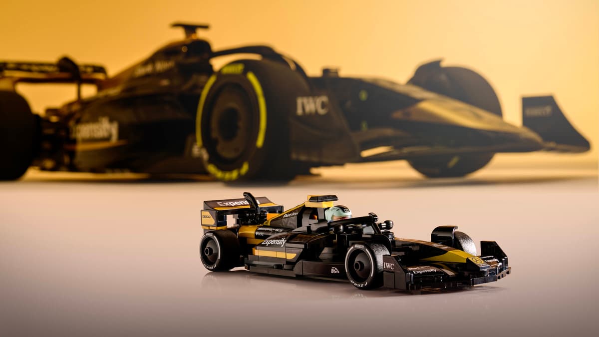 LEGO Speed Champions APXGP 77252 inspirado en el monoplaza negro y dorado de F1 La Película.