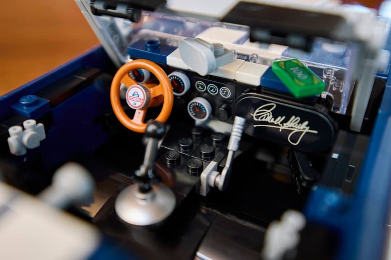 Interior del LEGO Icons Shelby Cobra 427 S/C 10357 con la firma de Carroll Shelby