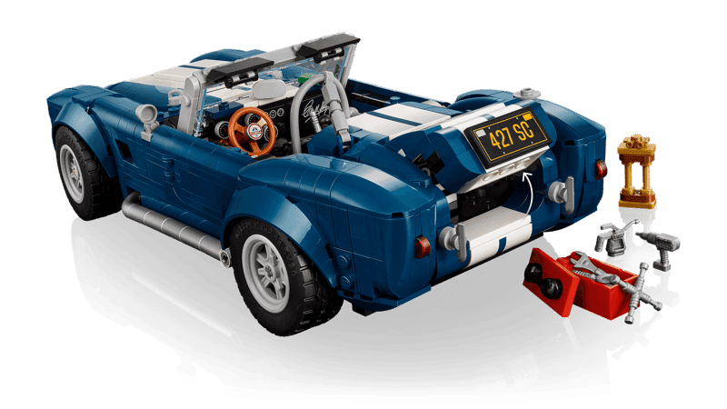 LEGO Icons Shelby Cobra 427 S/C 10357 visto como modelo de exposición