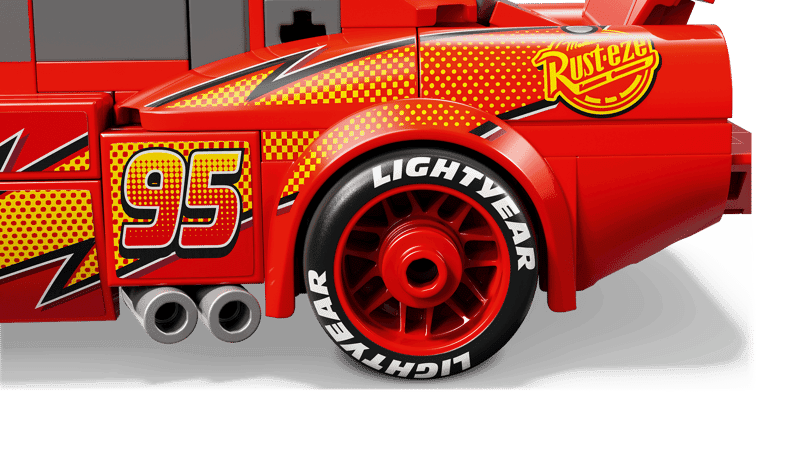 Detalle del neumático Lightyear, número 95 y logotipo Rust-Eze del LEGO Rayo McQueen 77255