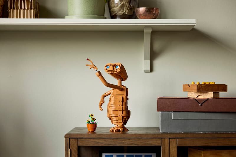 LEGO Ideas E.T. 21370 expuesto sobre un mueble en una habitación