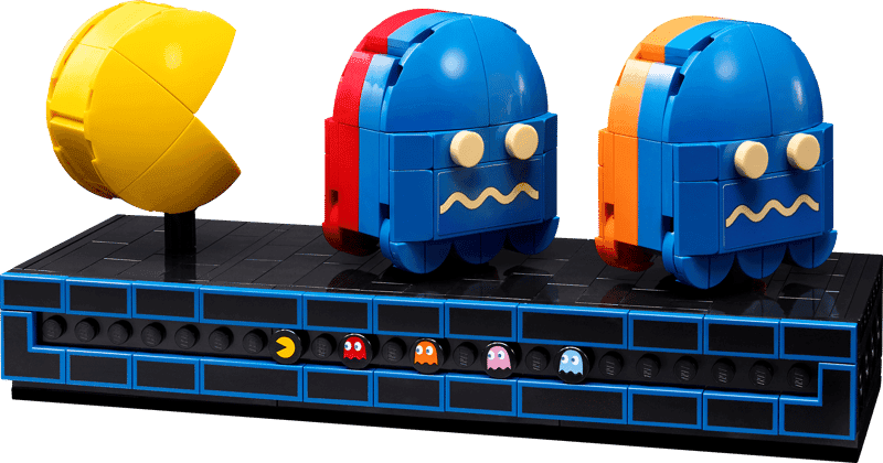 Figura de PAC-MAN y dos fantasmas sobre la base expositora del set LEGO PAC-MAN 10323